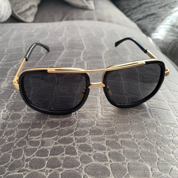 Fashion Sunglasses With Black And Gold Color Frame - Picture 4 of 5